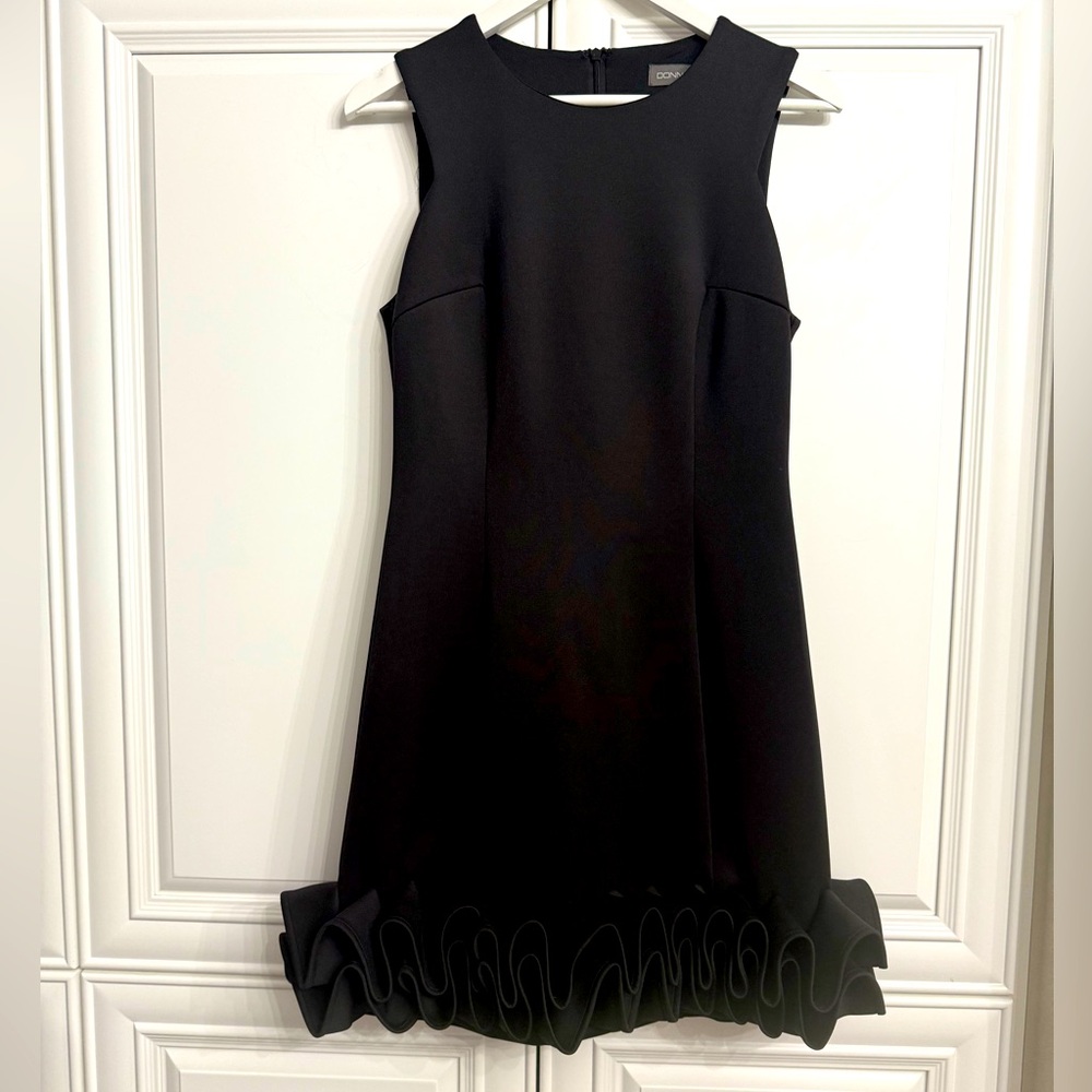 Donna Ricco Sz 6 Black Sleeveless Scoop Neck Fitted Dress w/Ruffled Hem LBD